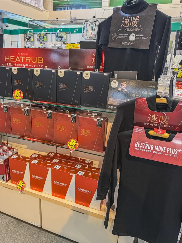 ・
ご覧いただきありがとうございます😌
第一ゴルフ神戸垂水店📸イノウエです。

今年もこの季節がやってきました〜
本格的な寒さに向けて
🌟《速暖。ヒートラブシリーズ》🌟入荷いたしました‼️

スタッフほぼか全員リピーターのヒートラブ🔥
着た瞬間から感じる暖かさと、
機能性・快適性を兼ね備えたこのシリーズは、
冬のゴルフ・通勤・アウトドアに
毎年手放せない人気アイテムです🔥

今年はタイプの異なる3モデルをご紹介👇

【ヒートラブ ウール】 -5℃から10℃ぐらいまで
希少なニュージーランド産
17.5ミクロンのスーパーファインメリノウールを使用。
滑らかな肌触りと抜群の着心地で、
敏感肌の方にも安心✨
通気性・保温性・吸湿性に優れ、
蒸れにくく快適に過ごせるプレミアムインナー✨
👉ゴワゴワ感が苦手だけど寒冷地のゴルフや冷えが気になる方におすすめ👍

【ヒートラブ】 -5℃から10℃ぐらいまで
「着た瞬間から暖かい。」でおなじみの定番モデル。
独自の裏起毛構造と吸湿発熱素材“サーモギア”が、
湿度をコントロールしながら
1枚でコート級の暖かさを実現！
👉厚着せずに動きやすく、普段使いや極寒ラウンドにも最適です👍

【ヒートラブ ムーブプラス】 0℃から15℃ぐらいまで
“ブロック起毛”が生み出す空気層で
高い保温性を確保しつつ、
腕まわりには軽量で伸縮性の高いフリース素材を採用、
動きやすさと暖かさを両立したスポーツアンダーウェア。
👉冬のゴルフラウンド・ランニング・アクティブシーンにぴったり👍

寒さが増すこれからの季節、
ぜひ店頭で“着た瞬間の速暖”を体感してください✨

クラブフィッティングはもちろん
無料のクラブ診断、スイング診断も
随時予約受付中です🏌🏻
お問い合わせは
お電話にて☎️お待ち致しております🙂‍↕️

⛳️第一ゴルフ神戸垂水店
TEL 078-797-0562　水曜定休

#ゼロフィット #ZEROFIT #速暖シリーズ #ヒートラブ #ヒートラブウール #ヒートラブムーブプラス #着た瞬間から暖かい #冬ゴルフ #冬の必需品 #防寒インナー #高機能インナー #あったかインナー #冬支度 #冷え対策 #保温インナー #ゴルフウェア #スポーツインナー #アウトドアウェア #冬コーデ #動きやすいインナー #吸湿発熱 #快適ウェア #暖かさ重視 #寒さ対策 #冬の味方 #ゴルフ女子 #golfstargram #神戸ゴルフショップ #第一ゴルフ #第一ゴルフ神戸垂水店