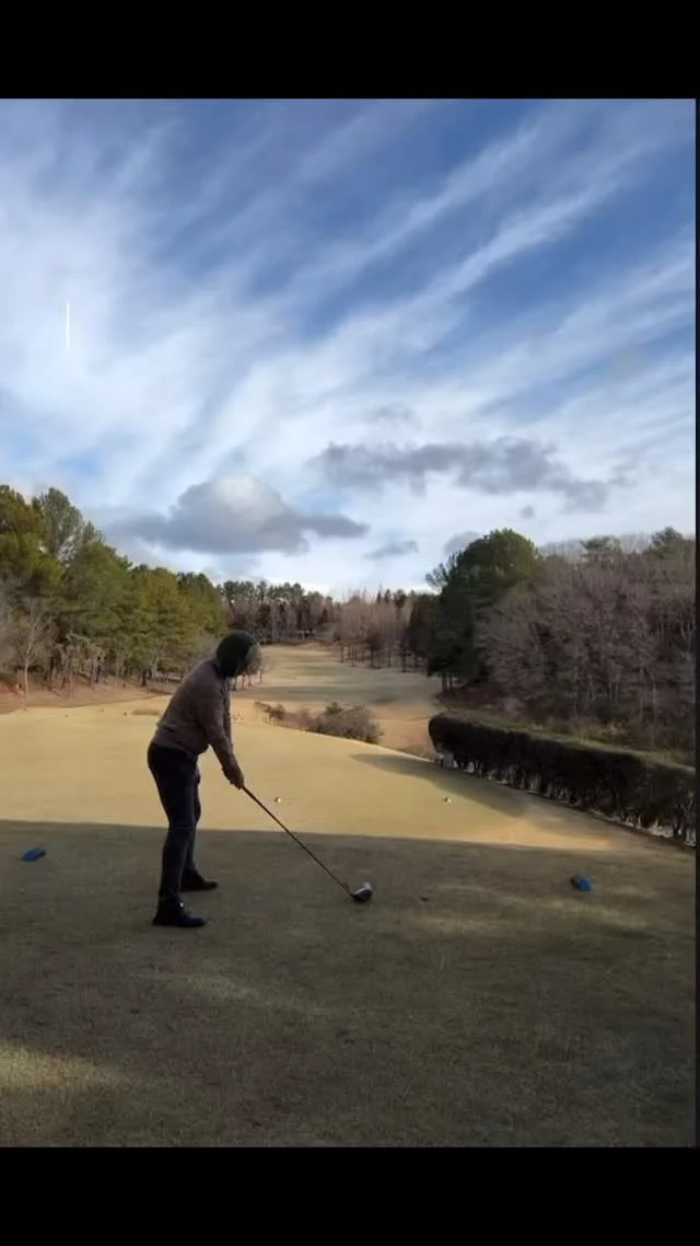 オフの山路コーチのラウンド風景

アゲインストの強風の中、気をつけてることは
なるべくライン出ししないようにフィニッシュまで
丁寧に力まず振り抜くことが大事。
ボール位置はいつもより少し右に置いて
ティーの高さは少し低めにセット。

あとは振り終わった後の右足を可愛くあげましょう🤣🤣

皆様はどのように意識してるでしょうか？☺️☺️

#ゴルフスタジオ24 
#ゴルフ 
#江坂 
#golf 
#山路伸幸