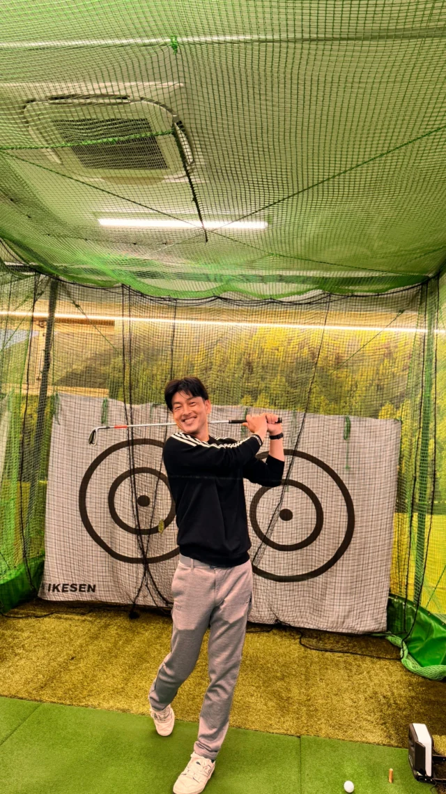 ２月から新しいメンバーのご紹介✨✨✨
服部コーチです☺️

ラーメンが大好きで体の半分は小麦で、
できてる服部コーチですが
ゴルフが大好きで
人当たり優しいコーチです。
熱心にゴルフのことを勉強し
的確にレッスンしていただけます☺️✨

そんなそんな服部コーチを
よろしくお願いいたします😊😊

７番アイアンで196yは飛びすぎ。笑

#ゴルフスタジオ24 #江坂 #ゴルフ女子 #ゴルフ男子 #golf