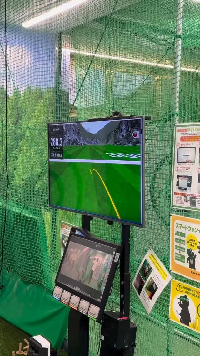 (修正前)のスイングはインパクト時に上体に
力が入りお尻が浮き上体が起き上がり
手打ちが強くなって
スライスや飛距離が200y
飛ぶ状態で悩まれてました。

(修正後)は、手元とお腹の懐を
広くし手元とクラブが通過しやすい空間を
作ってあげる。
上体が力まないように
左足に体重移動や下半身の回転を
入れてあげることによってクラブが
振りやすくなりヘッドが走りやすくなりました。

300y目指して頑張りましょう💪💪💪

#ゴルフスタジオ24 
#ゴルフ女子 
#ゴルフ男子 
#江坂 
#golf