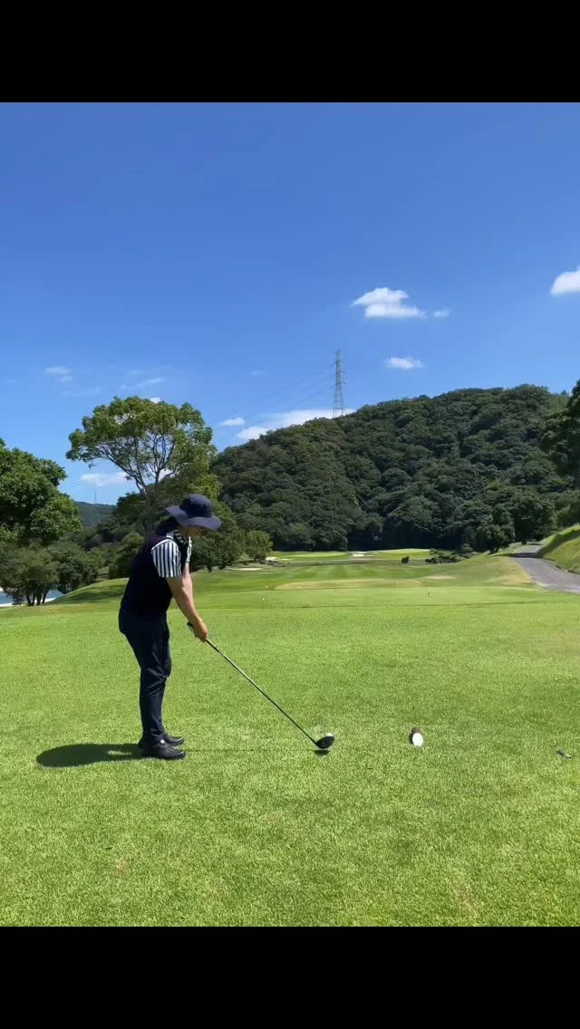.
.
ゴルフシーズン！！！
ゴルフがしやすい時期になりましたねっ✨

ドライバーは思いっきり振り抜いていきましょう
ってことで326yワンオンお届けいたします😂😂

どうしてもインパクトに集中してしまい
下半身の回転が思うようにいかない時はあります。
ボールは通過点と言いますがミスしたらどうしよう？
ちゃんと当たるかな？って考えてしまいます。

僕の意識は振り抜きたい場所に向かって
天に高く振り抜くことだけ考えます。
時には、トップしたりしますが、、、笑笑
その方が加速しフォローも大きくなるので
豪快にボールを飛ばすことができます☺️

ご参考になれば嬉しいです💪✨
豪快に振り抜いていきましょう！！！！⛳️✨

#golf 
#ゴルフ男子 
#ゴルフ女子 
#大阪 
#ゴルフスイング